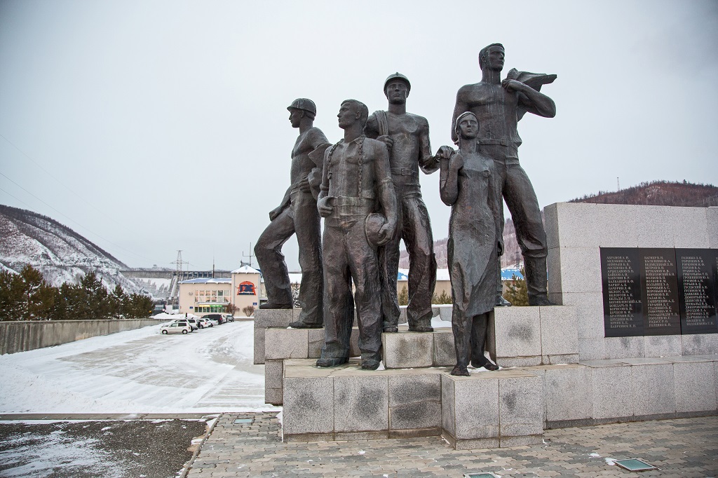 Зейская ГЭС и статуи