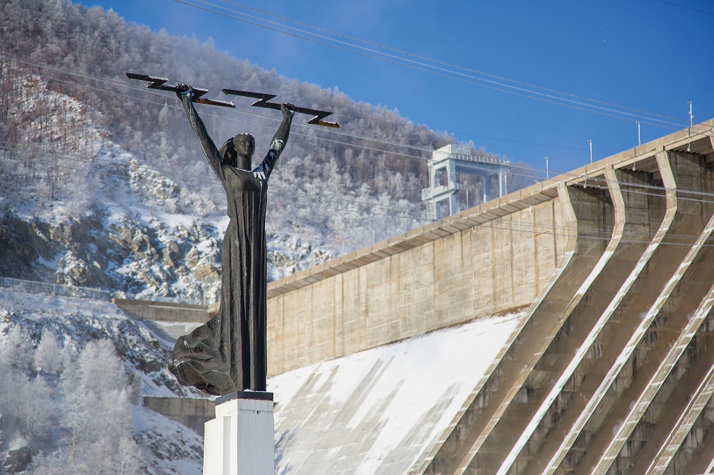 статуя на Зейской ГЭС