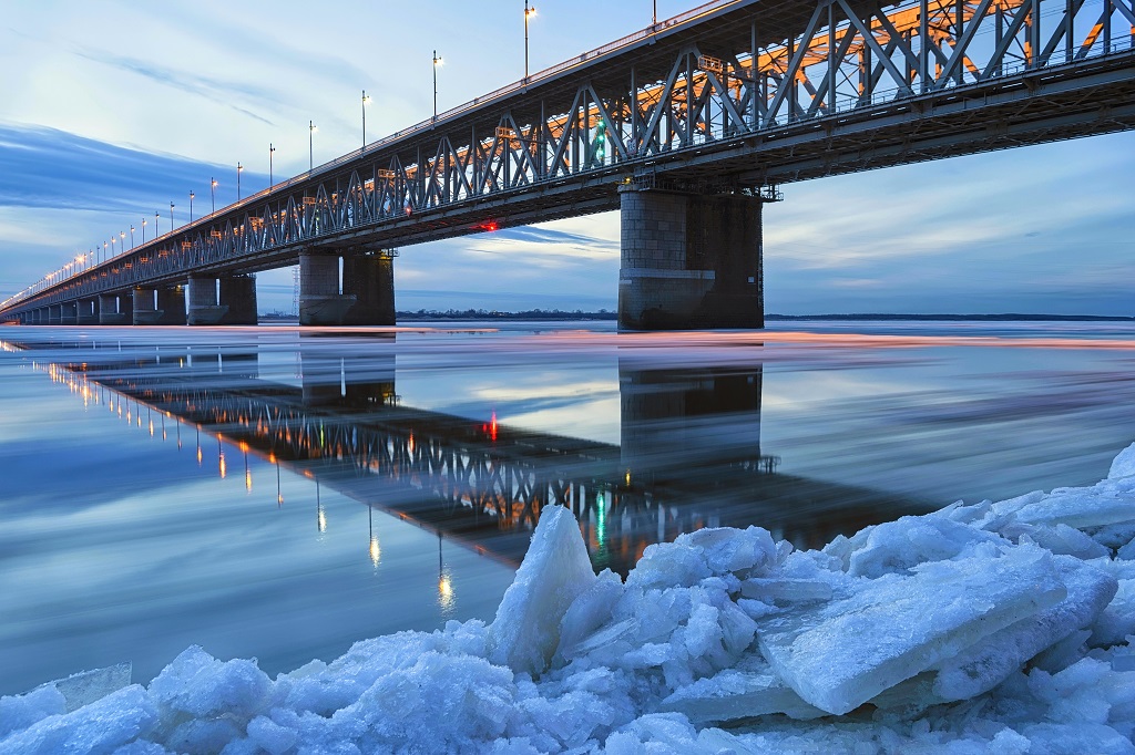 Байкало-Амурская магистраль БАМ проходит через суровые климатические районы